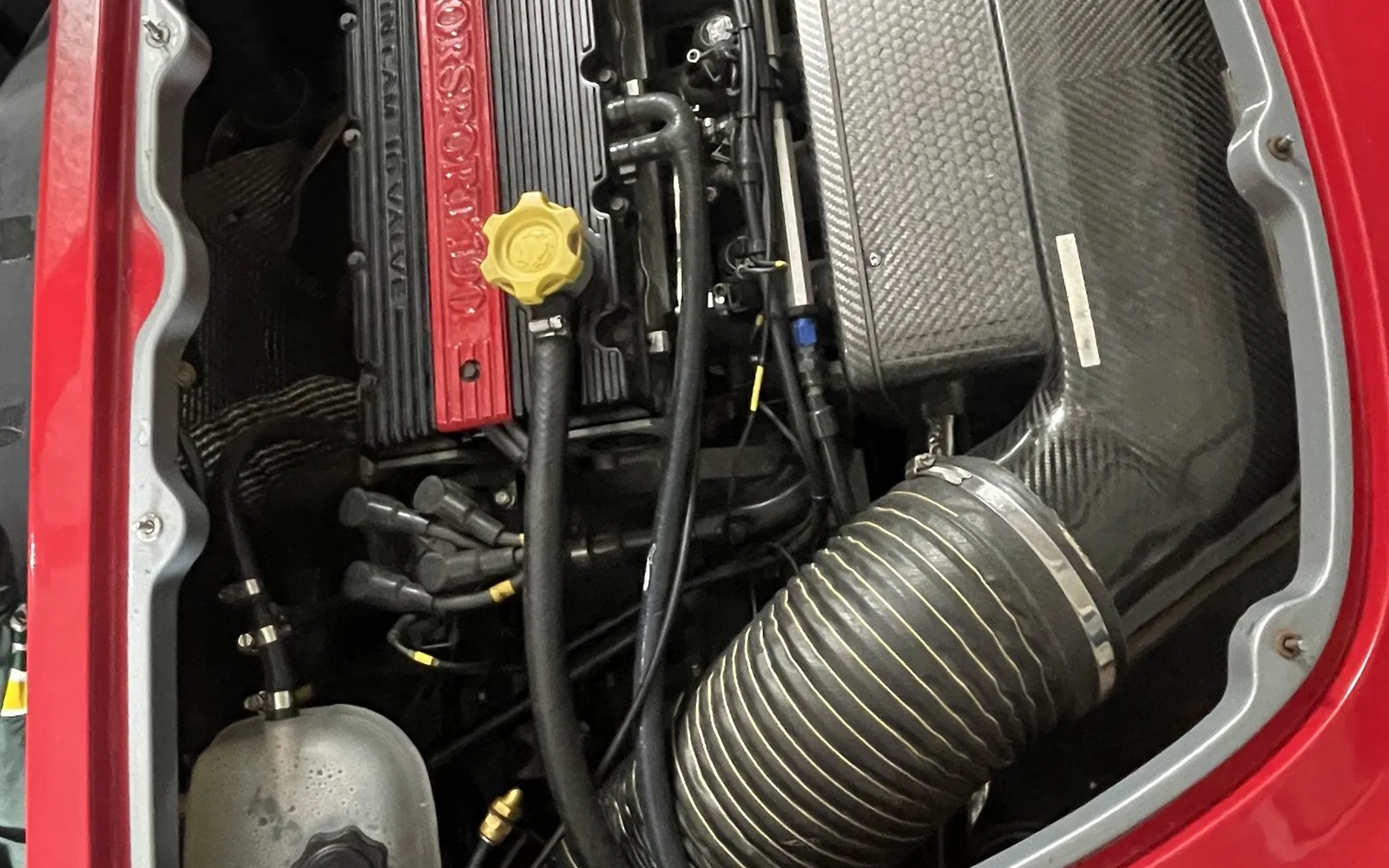 Piros Lotus nyitott motortere