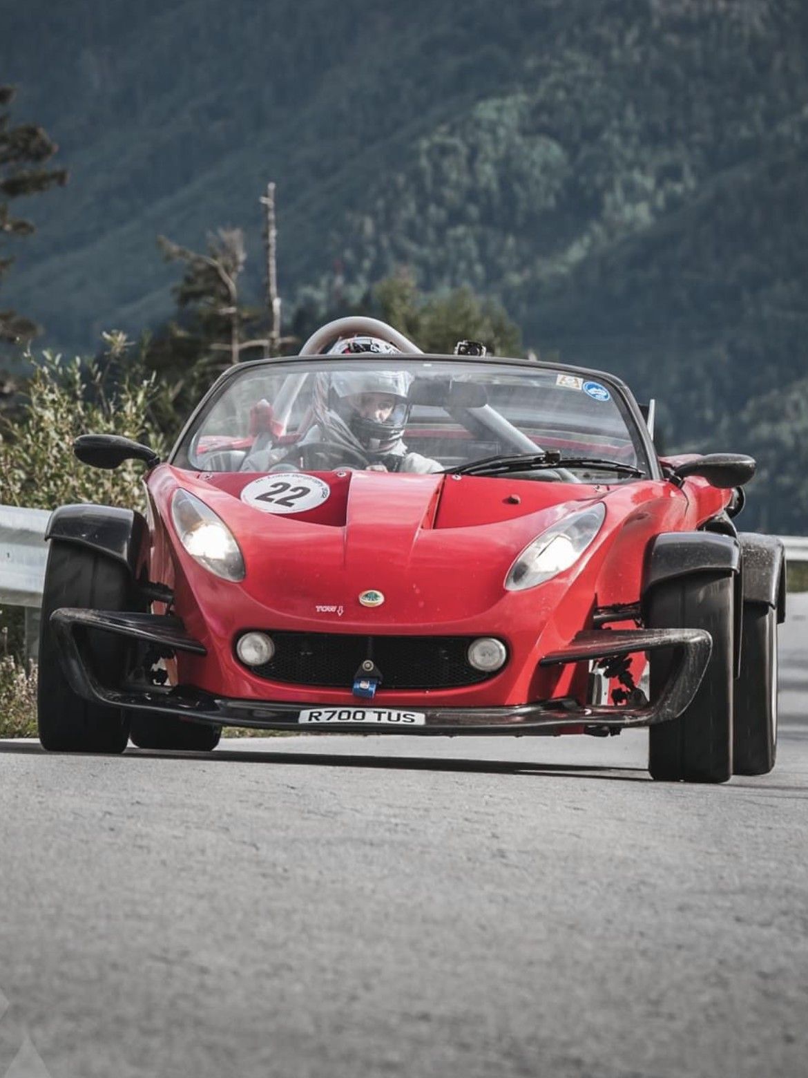 Piros Lotus 340R hegyi úton, szemből